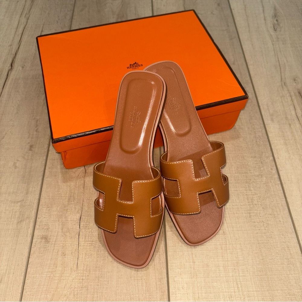 New with box famous “H” oran style sandals size 39 fits size 8- 81/2